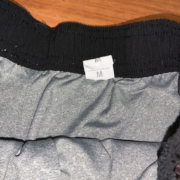 MEN’S Vuori Workout Shorts - Picture 4 of 6